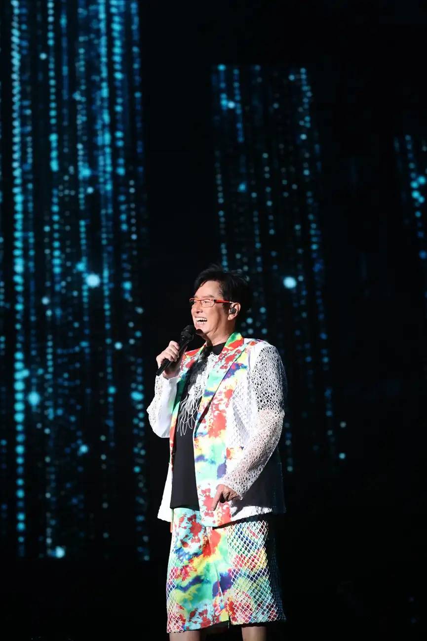 谭咏麟最新演唱会燃爆现场，重温经典金曲！✨